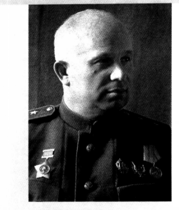 肩扛勋章的赫鲁晓夫 