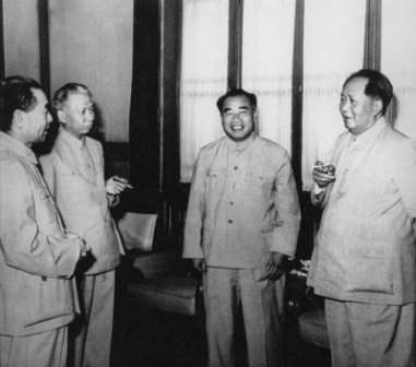 周恩来、刘少奇、朱德、毛泽东的中山装形象