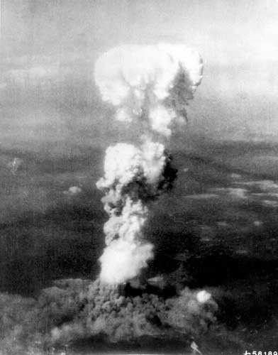 “小男孩”在广岛上空爆炸后形成的蘑菇云