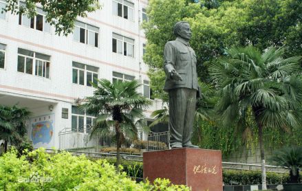 李四光铜像