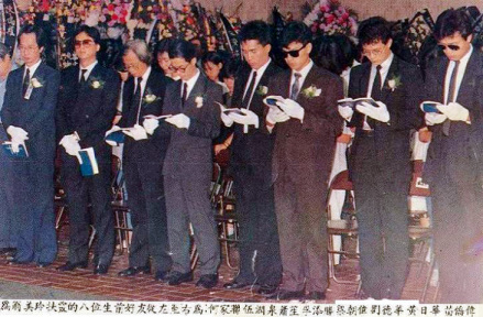 为翁美玲扶灵的8人