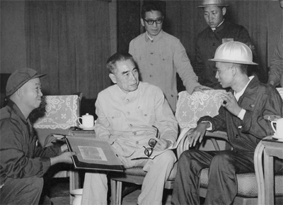 周恩来同大庆油田“铁人”王进喜交谈