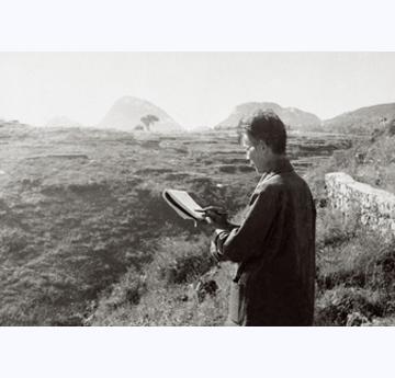  吴冠中在贵州锦屏山区写生