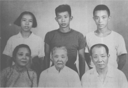 前排左起：妻子凌廉贞、岳母、蔡方荫，后排：女儿、次子、三子