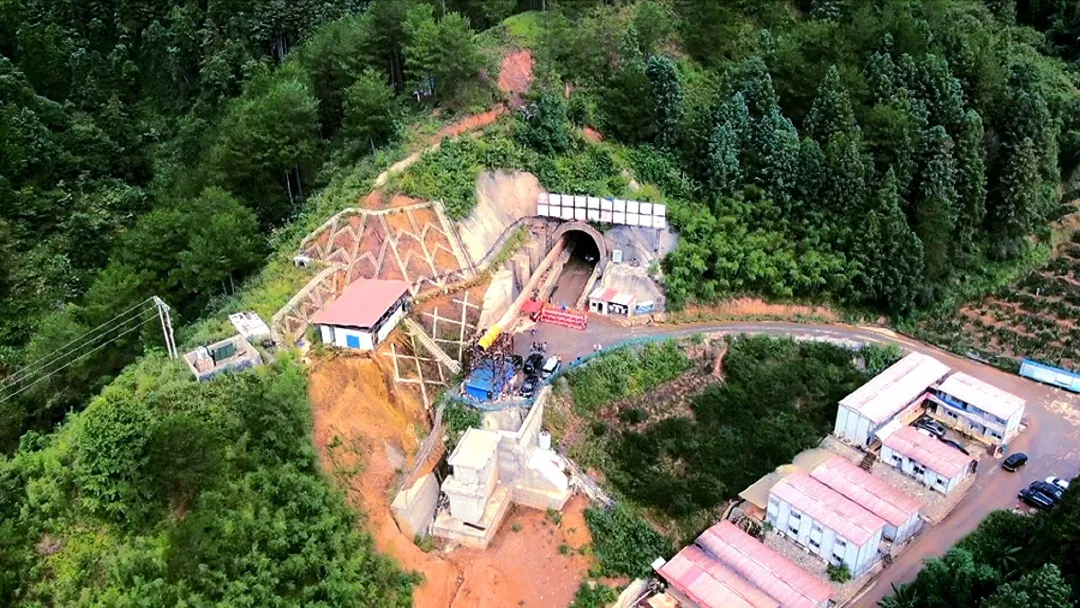 兴泉铁路鸡冠山隧道 