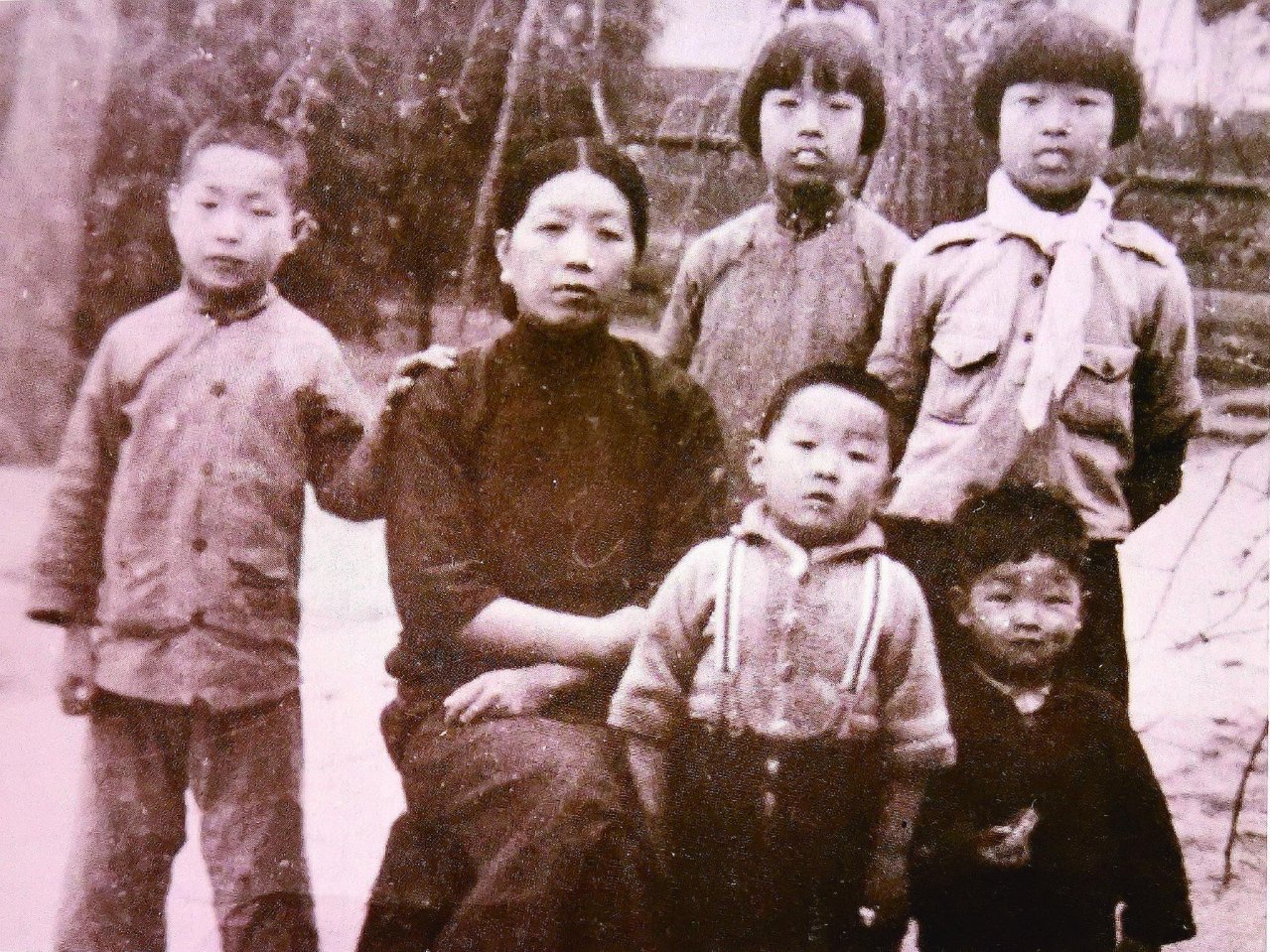 1936年，郑天挺夫人周稚眉与五个孩子合影 