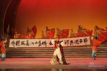 著名艺术家白淑贤表演双手书法