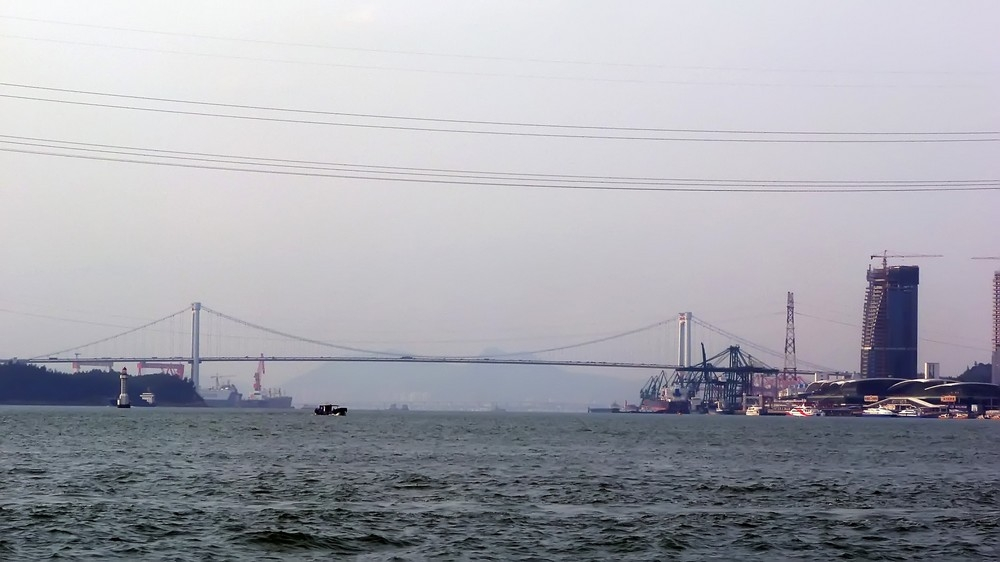 厦门岛西部海沧大桥南海域