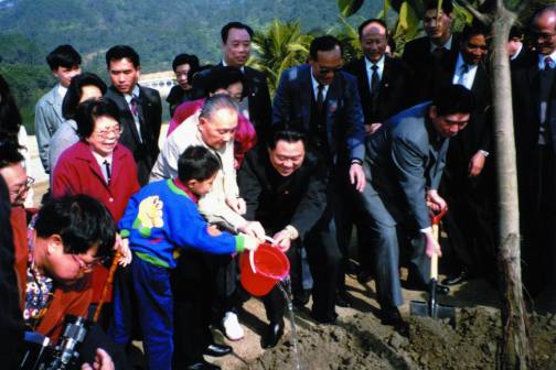 邓小平在仙湖植物园种高山榕（1992.1.21.）