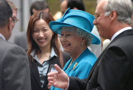 英国女王伊丽莎白二世学院新校址剪彩
