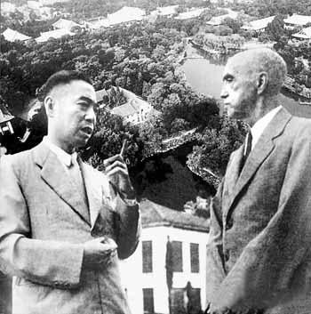 周恩来与司徒雷登在交谈