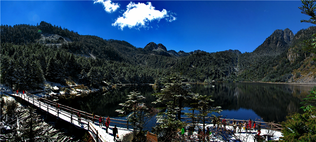 五彩缤纷的冰川湖泊 