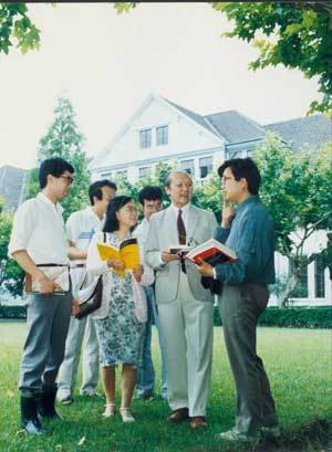1987年谷超豪在复旦校园与学生讨论数学