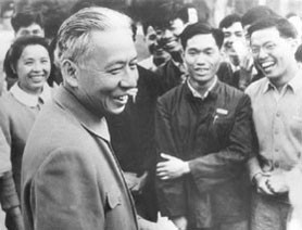 1957年5月,刘少奇同志与学子亲切交谈