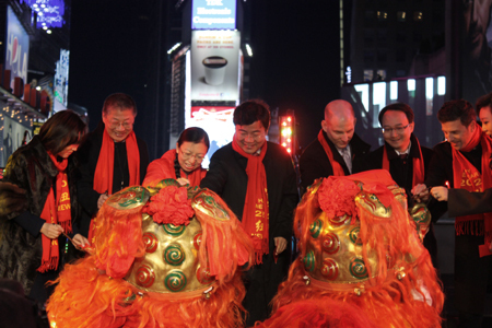 中美嘉宾在新年倒计时开幕仪式上为瑞狮点睛