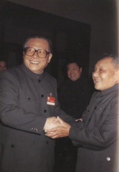 邓小平同江泽民亲切握手