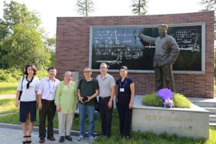 黄万里女儿黄肖路（左3）在黄万里雕像前留影