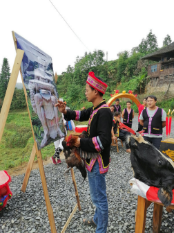 苗族巫师举行祭祀-雷学业摄