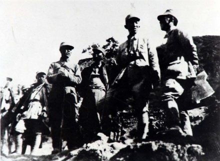 八路军野战政治部主任罗瑞卿（右二）等在关家垴战场