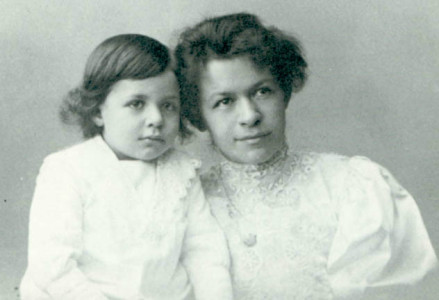 1907年，米列娃和她的儿子汉斯·阿尔伯特。 