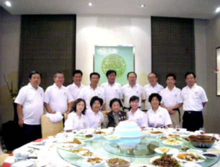 2008年10月，唐孝炎（前排中）与学生一起庆祝生日