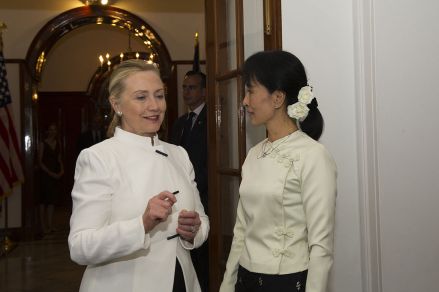 访问缅甸时与昂山素季交谈