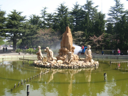 公园的喷泉建于70年代，是青岛首座喷泉