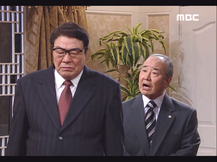 崔圭夏（左）和申铉碻（右）