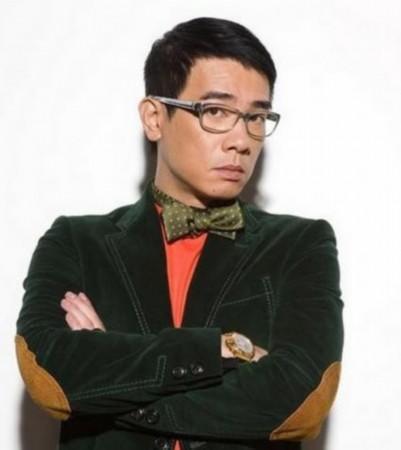 中国香港男歌手、演员 陈小春