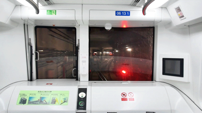 青岛地铁6号线列车穿梭在隧道内
