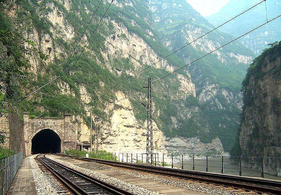 成昆铁路关村坝隧道