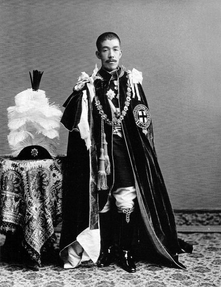 身穿嘉德骑士团披风的大正天皇