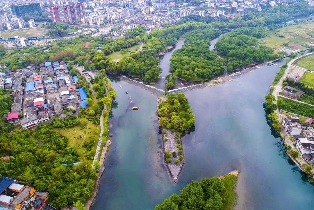 灵渠（南渠）东端铧嘴处接湘江故道