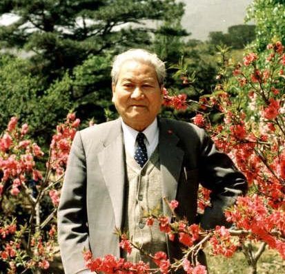 黄万里在公园留影