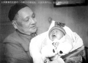邓小平戴着奶奶做的小布帽子抱着眠眠