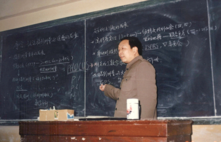 李德仁在上课