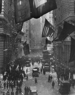 1918年的纽约华尔街,人们庆祝战争结束