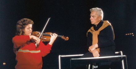 1977年，德国小提琴家安妮·索菲·穆特第一次与乐团合作