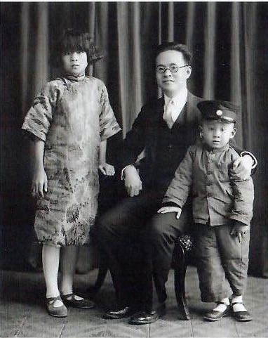 1935年罗常培与长女罗坤仪、儿子罗泽珣摄于北京 