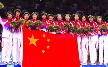 女排获得2004年雅典奥运会冠军