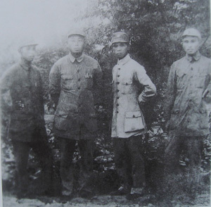 1941年黄炜华、胡炳云、彭明治（左三）、郭成柱 