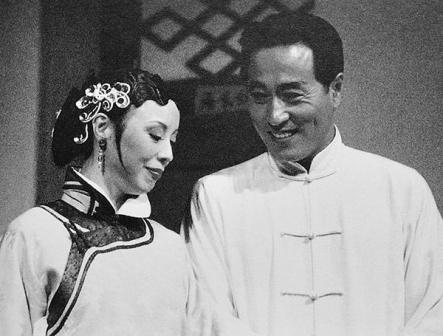 《天下第一楼》剧照(摄于2001年),杨立新(右一)饰卢孟实