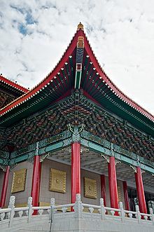 黄屋瓦、雕饰、红柱及斗栱