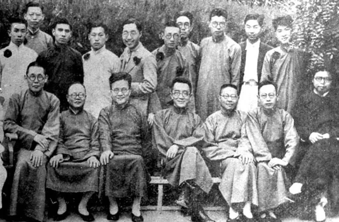 1937年北京大学中文系毕业生合影上的郑天挺（前排右三）