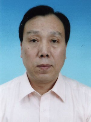 费玉明便装照