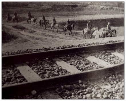 八路军骑兵跨过正太路出击。（沙飞摄）