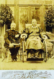 李鸿章与俄国海军少将泽列诺伊合影（此前被误作索尔兹伯里侯爵）