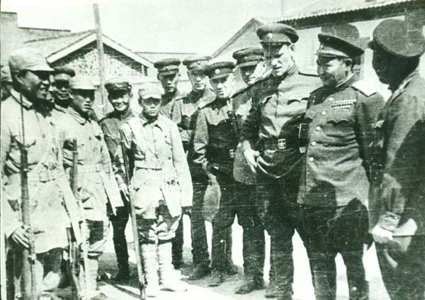 1945年参加解放中国内蒙古的乔巴山（右二）