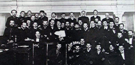 1905 年，托洛茨基成为圣彼得堡工人代表 