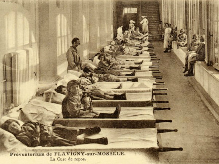 1925年，众多儿童被保护以免遭受传染病感染